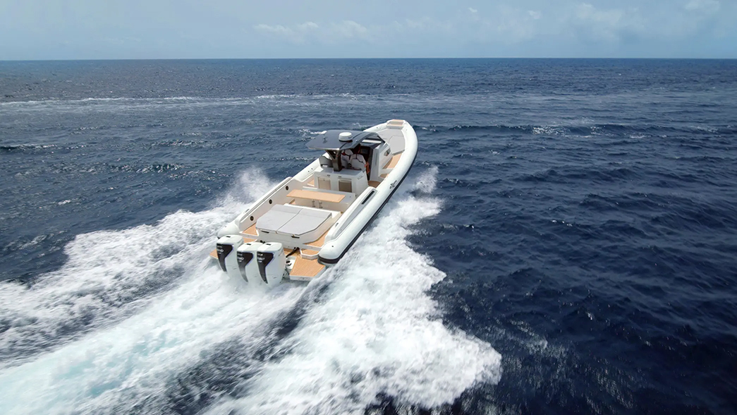 Navegando con embarcación semirrígida equipada con tres motores fueraborda Honda BF350